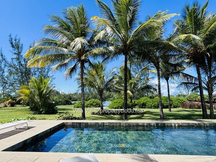 Calodyne - 3-bedroom duplex with a pool by the sea (Sole Mandate)