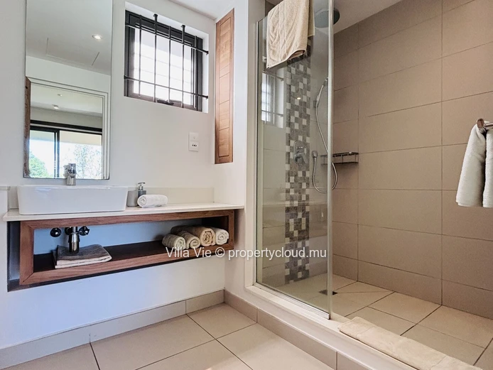 Calodyne - 3-bedroom duplex with a pool by the sea (Sole Mandate)
