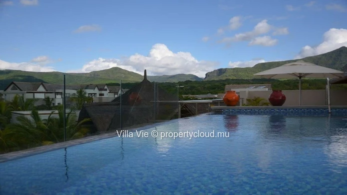 Riviere Noire - Elegant triplex de 5 chambres en-suite avec piscine privative