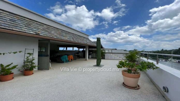 Riviere Noire - Elegant triplex de 5 chambres en-suite avec piscine privative