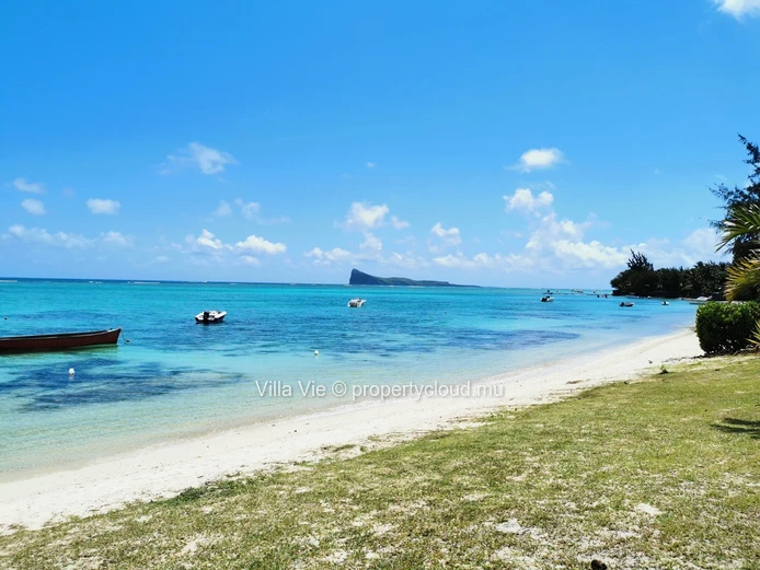 Péreybère - Sublime 3 bedroom ground floor, beachfront apartment with swimming pool (Sole Mandate)