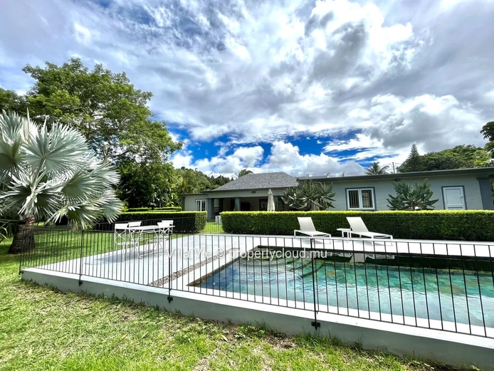 Foret Daruty - Charmante villa de 4 chambres avec piscine et grand jardin