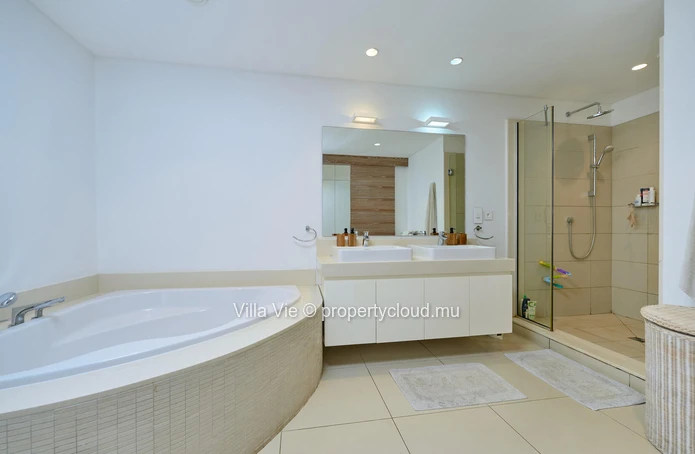 Grand Baie - Townhouse de 3 chambres en suites, accès mer, piscine