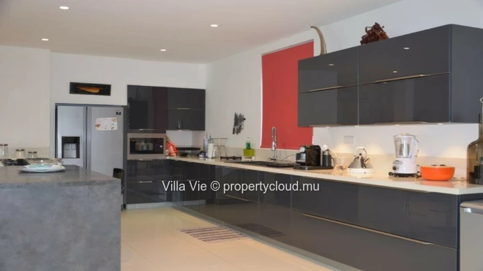 Riviere Noire - Elegant triplex de 5 chambres en-suite avec piscine privative