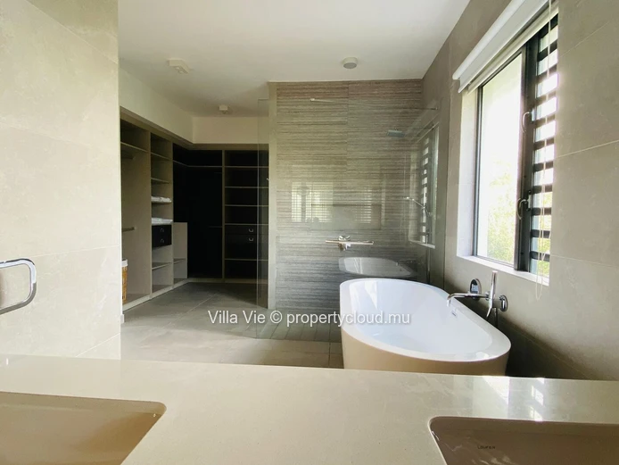Péreybère - 3-bedroom luxury beachfront apartment (Sole Mandate)