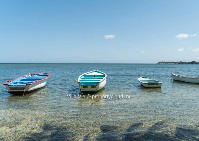Baie du Tombeau - Large beachfront land