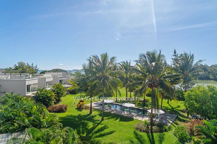 Calodyne – 3-Bedroom Duplex with Pool by the Sea