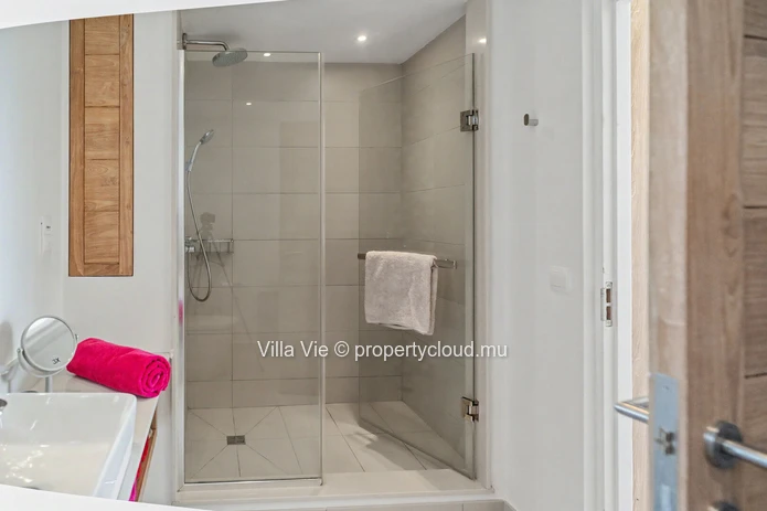 Calodyne – 3-Bedroom Duplex with Pool by the Sea