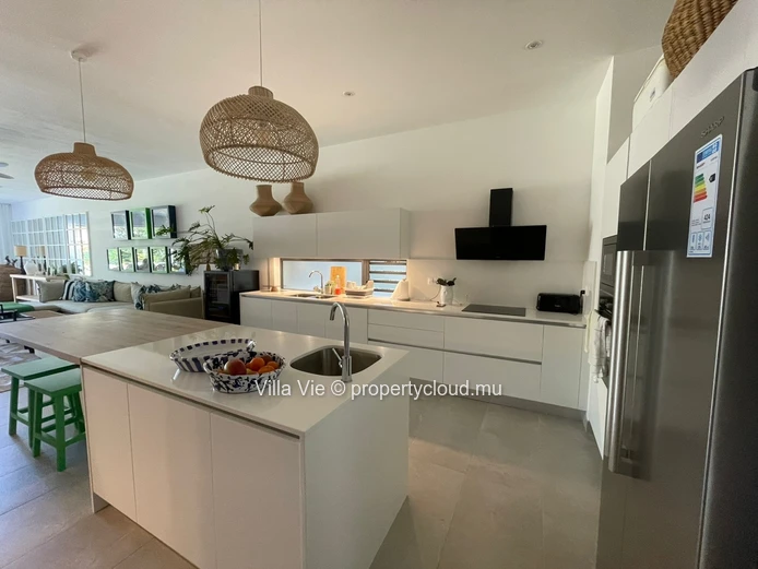 Péreybère - Sublime 3 bedroom ground floor, beachfront apartment with swimming pool (Sole Mandate)