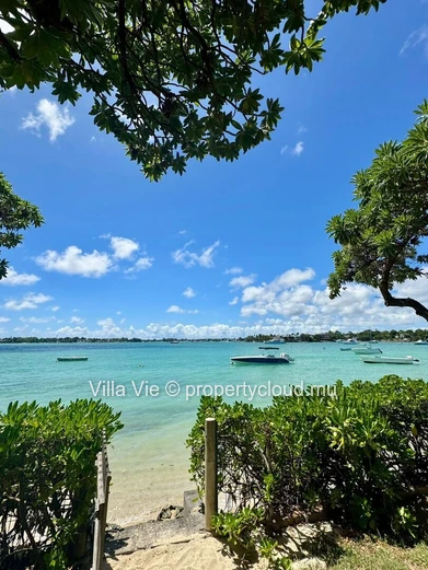 Grand Baie - Maison familiale de 4 chambres avec piscine au bord de l'eau (Mandat exclusif)