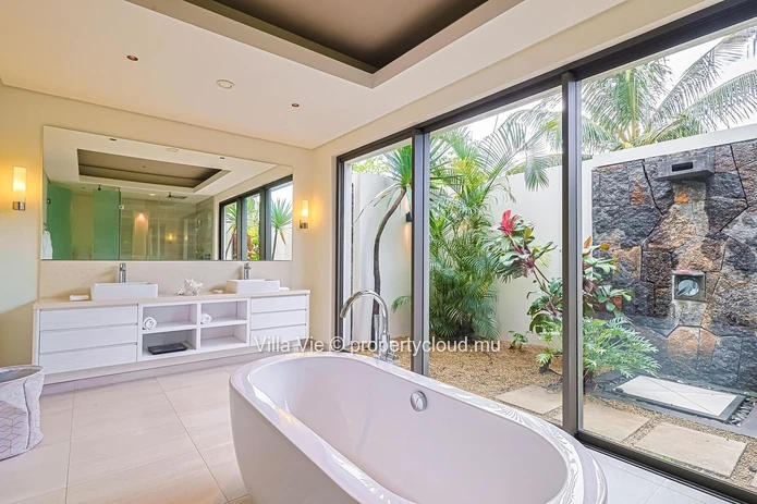Beau Champ - Splendid 5 bedroom villa with private pool
