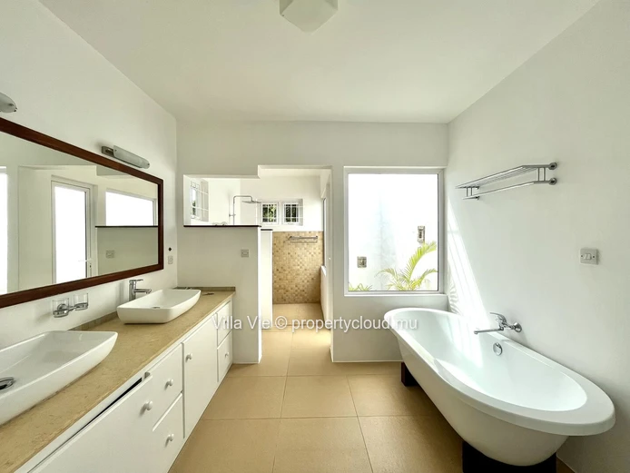 Foret Daruty - Charmante villa de 4 chambres avec piscine et grand jardin