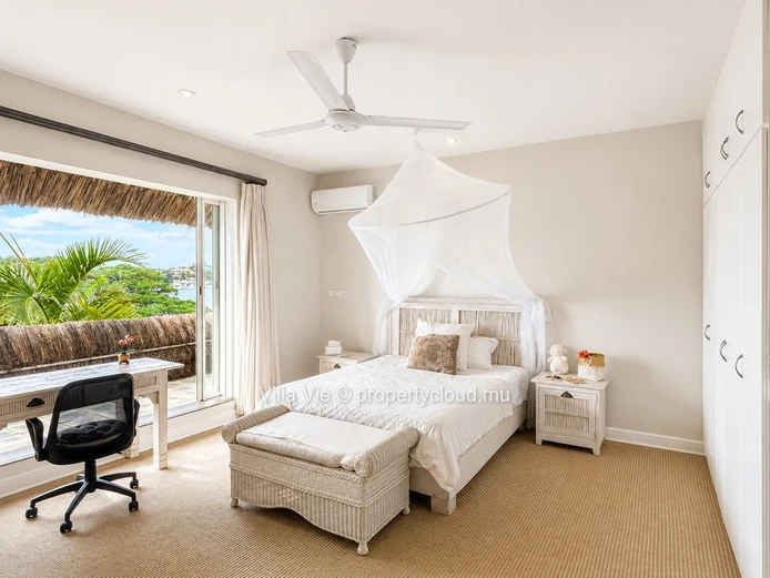 Grand Baie - Maison familiale de 4 chambres avec piscine au bord de l'eau (Mandat exclusif)